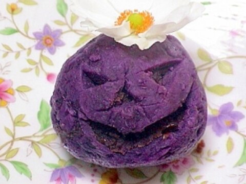ハロウィンの和菓子　紫芋で怖い顔